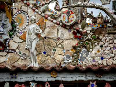 ...sculture di donne, mosaici, specchi, fondi di bottiglia